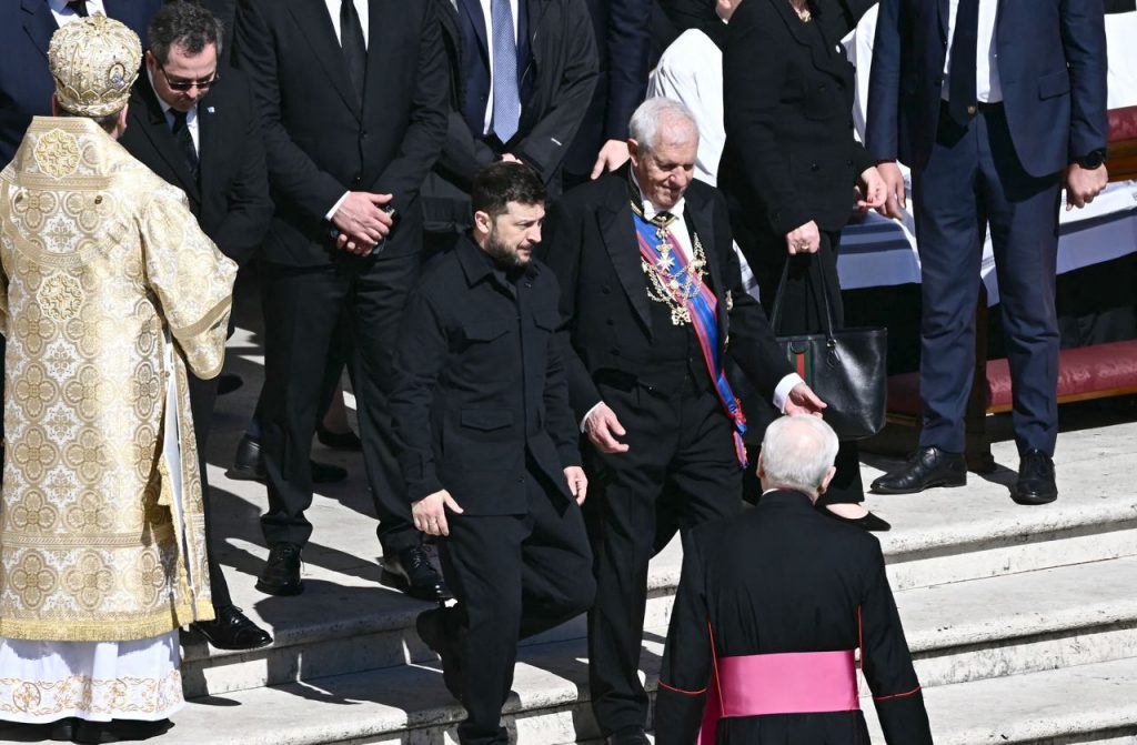 Zelenski și Trump au avut „o discuție foarte productivă”  înainte de înmormântarea Papei Francisc. Este prima lor întâlnire după cearta explozivă de la Casa Albă