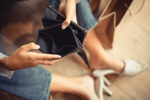 Ce este dismorfia financiară? Un fost manager britanic își acuză compania că i-a tăiat bonusurile și l-a lăsat sărac