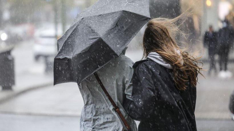 Vremea se schimbă în weekend. ANM emite cod galben de viscol, ploi și ninsori în 28 de județe. Cum e vremea în București
