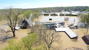 VIDEO. Un american și-a inundat intenționat restaurantul în așteptarea viiturii. Proprietarul a deconectat toată aparatura electrică din local