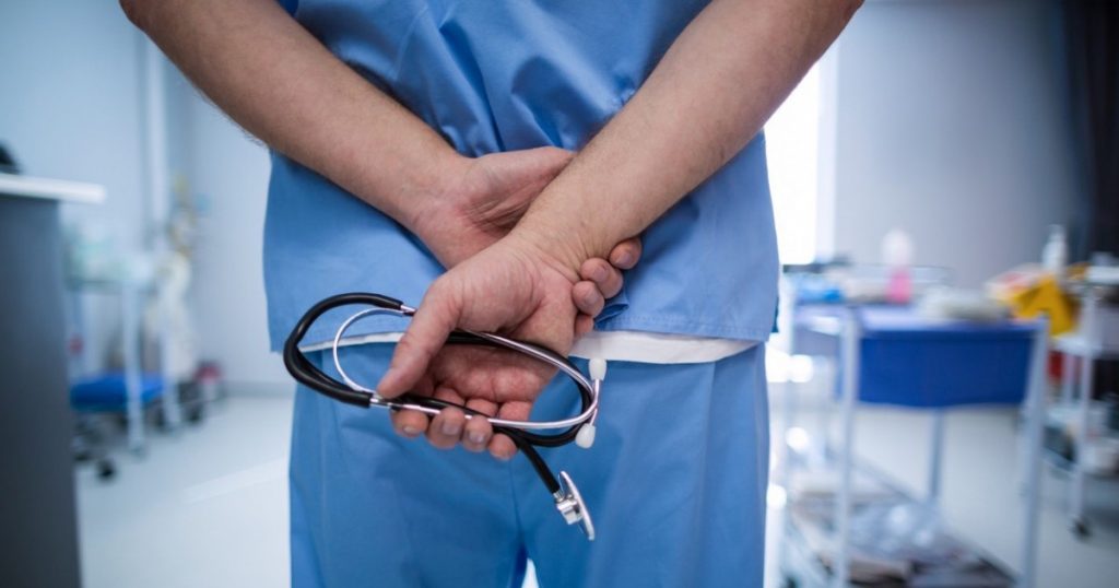 Numărul medicilor români cu certificate de profesat în străinătate a crescut cu 50% în 2024, față de 2023. Haosul din sistem îi trimite afară