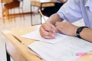 Aproximativ 67% dintre elevii de liceu au obținut note peste 5 la simularea probelor scrise de Bacalaureat