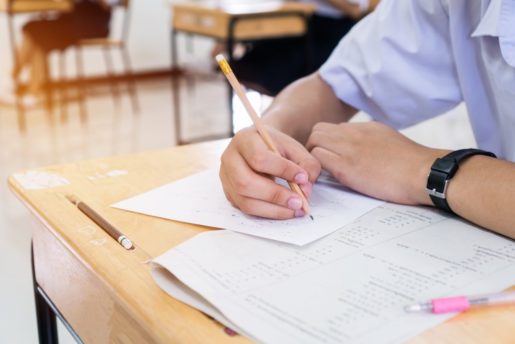Aproximativ 67% dintre elevii de liceu au obținut note peste 5 la simularea probelor scrise de Bacalaureat