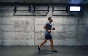 Un bărbat a alergat 24 de ore, fără oprire, pe o bandă, într-un pub din Londra