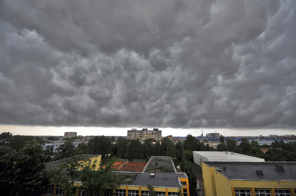 Ia umbrela cu tine azi. Până diseară, ploile cuprind toate regiunile. Maxima nu trece de 21°C
