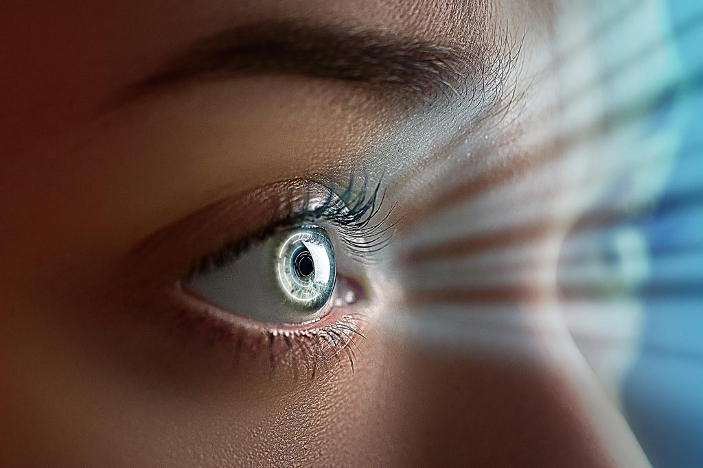 Adio ochelari de vedere nocturnă? Lentilele de contact cu nanoparticule revoluționează tehnologia în China