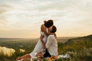 „Soft swap” e noul trend apărut printre cupluri: Partenerii se sărută cu alte persoane, dar nu fac sex