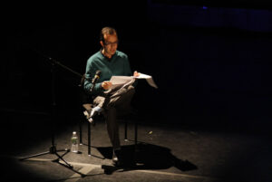 SWORDS propune un format în care poezia se unește cu arta performativă. Cosmin Perța, curator: „Se creează un spectacol multimedia cu muzică, jocuri de lumini, proiecții video”
