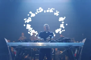 Un preot catolic a devenit DJ ca să plătească datoriile parohiei. Părintele Guilherme a mixat anul trecut în România