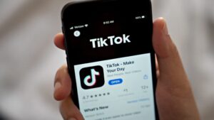 Fenomenul „breakup content” a devenit popular pe TikTok. Creatorii de conținut îți povestesc experiențele despre despărțiri