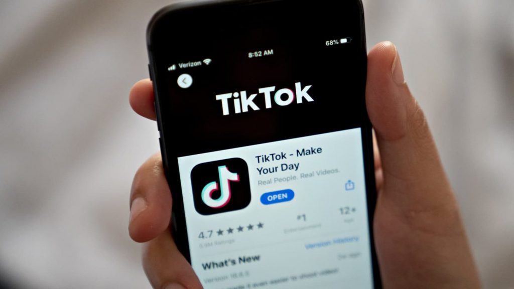 Fenomenul „breakup content” a devenit popular pe TikTok. Creatorii de conținut îți povestesc experiențele despre despărțiri