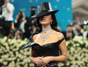 FOTO. La New York, vedetele au strălucit la „cea mai mare noapte a modei”, Met Gala. Familia Kardashian a rămas în zona „sculpturilor vii”