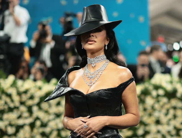 FOTO. La New York, vedetele au strălucit la „cea mai mare noapte a modei”, Met Gala. Familia Kardashian a rămas în zona „sculpturilor vii”