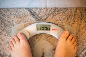 Cercetătorii din SUA au făcut o pastilă care imită operația de bypass gastric. Cum funcționează SYNT-101