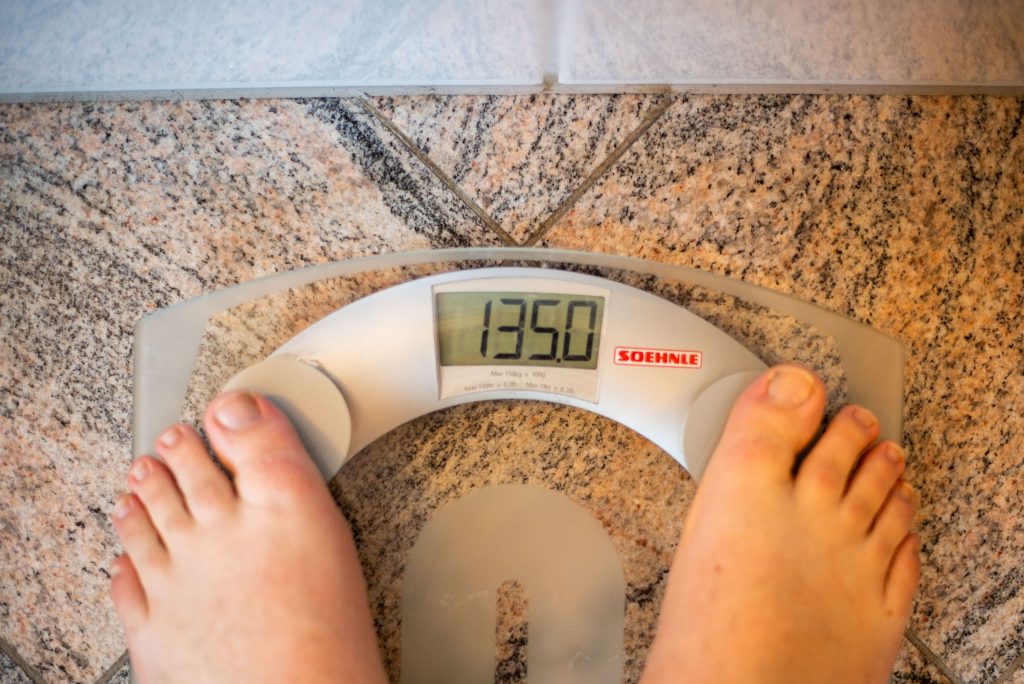 Cercetătorii din SUA au făcut o pastilă care imită operația de bypass gastric. Cum funcționează SYNT-101
