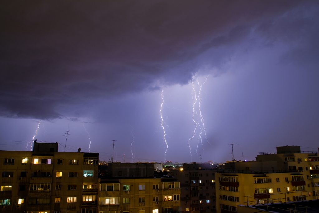 Meteorologii au emis o avertizare de ploi torențiale și vânt puternic pentru toată România. Cum va fi vremea mâine