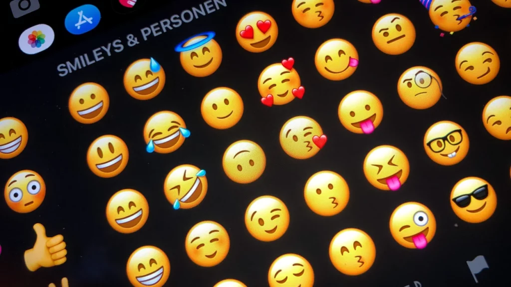 Câte emoji-uri pui într-un mesaj? Emoticoanele pe care le folosești pot reflecta narcisism, psihopatia sau machiavelism