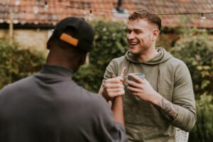 Bărbații își exprimă prietenia prin tachinări și sarcasm. Cum a devenit cultura tachinării proeminentă în funcție de gen