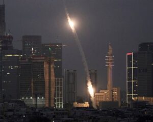 Israel și Iran au continuat bombardamentele: Cinci valuri de rachete lovesc Israelul, iar raidurile aeriene israeliene distrug baza conducerii militare iraniene. Trump spune că mai crede într-o soluție diplomatică