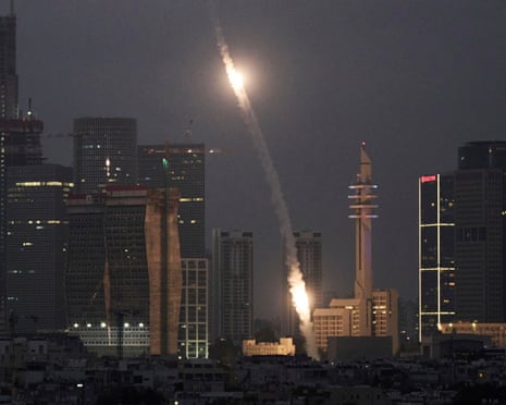 Israel și Iran au continuat bombardamentele: Cinci valuri de rachete lovesc Israelul, iar raidurile aeriene israeliene distrug baza conducerii militare iraniene. Trump spune că mai crede într-o soluție diplomatică