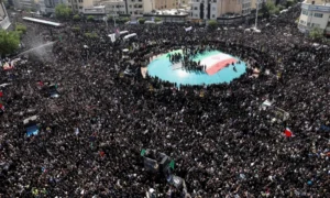 Mii de oameni s-au strâns în Iran pentru înmormântarea a 60 de lideri militari și oameni de știință uciși în atacurile israeliene. Trump: „Cu siguranță aș mai bombarda Iranul”