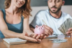 În 41% dintre cupluri, un partener ascunde chestiuni legate de bani. Cei mai mulți bărbați infideli financiar au conturi secrete
