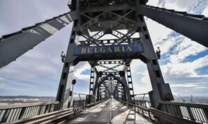Ai grijă la trafic dacă pleci din țară pe la bulgari. Pe podul Giurgiu-Ruse se circulă pe o singură bandă din cauza lucrărilor din Bulgaria