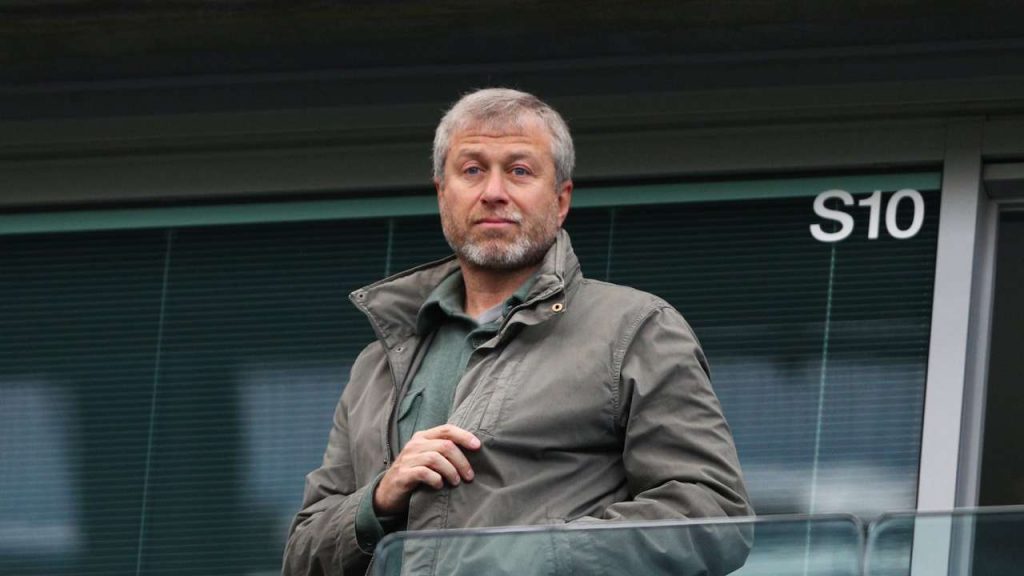UK amenință cu acțiuni împotriva lui Abramovich pentru a elibera 2,5 miliarde de lire din vânzarea Chelsea. Banii erau destinați victimelor din Ucraina