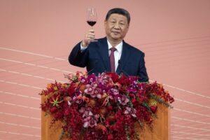 Xi Jinping vrea ordine chiar și la cină. Funcționarii chinezi nu mai pot ieși împreună în grupuri mai mari de trei. Oficiali chinezi au murit în urma consumului excesiv de alcool
