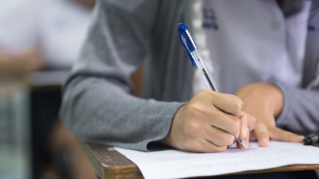 Bacalaureat 2025: Absolvenții de liceu susțin astăzi proba la alegere a profilului și specializării. Când vor fi publicate subiectele