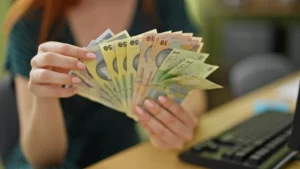 Salariul mediu net la nivel naţional a ajuns în aprilie de 5.647 lei, în scădere cu 0,8% faţă de martie. Raportat la aprilie 2024, câştigul mediu net a crescut cu 8,2%