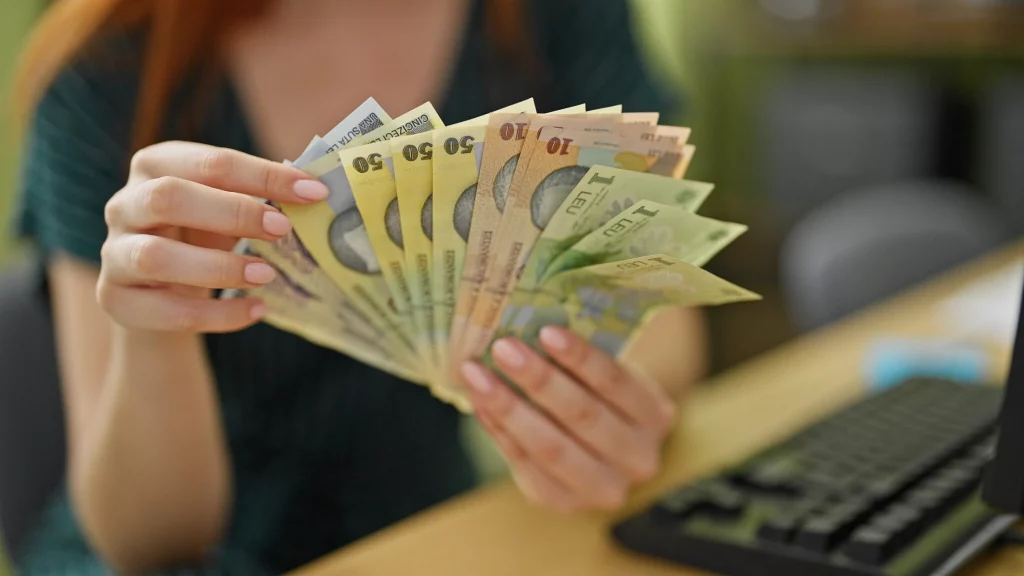 Salariul mediu net la nivel naţional a ajuns în aprilie de 5.647 lei, în scădere cu 0,8% faţă de martie. Raportat la aprilie 2024, câştigul mediu net a crescut cu 8,2%