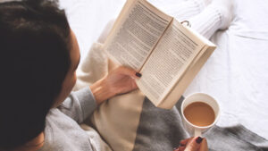 Terapia cu cărți de ficțiune revine în trending. Biblioterapia este utilă pentru persoanele care suferă de anxietate și depresi