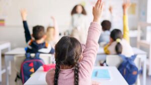 România coboară sub media OCDE: Profesorii oferă din ce în ce mai puțin ajutor elevilor