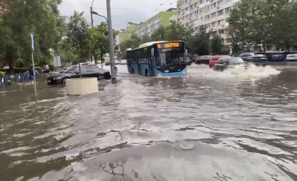 Bucureștiul a fost paralizat de „cea mai consistentă ploaie din ultimii 100 de ani!”