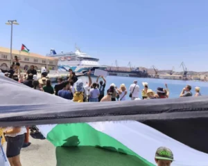 Grecii alungă un vas de croazieră israelian spre Cipru: Protestatarii locali au blocat portul