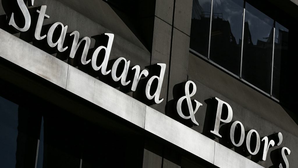 Agenția de rating S&P a confirmat ratingul de țară pentru România, cu perspectivă negativă. România a evitat retrogradarea în categoria junk
