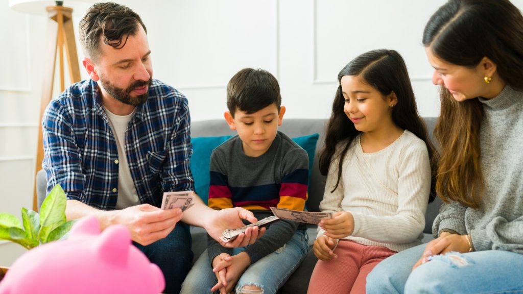 BBC: Copilăria mijlocie, între 6 și 12 ani, este foarte puțin discutată. Ce pot face părinții în această perioadă