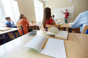 Elevii români sunt pe locul doi în Uniunea Europeană la studiul limbilor străine în sistemul de învățământ liceal