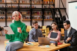 Companiile tech angajează „antrenori de etichetă” pentru Gen Z. Serviciile vizează comportamente de bază: igienă, ținută, limbaj
