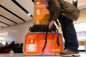 EasyJet are turnători în aeroporturile din Marea Britanie: Angajații sunt plătiți să spioneze pasagerii cu bagaje de mână prea mari
