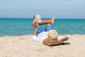 Ce cărți iei cu tine în vacanță? Trei romane care îți transformă vacanța într-o călătorie interioară