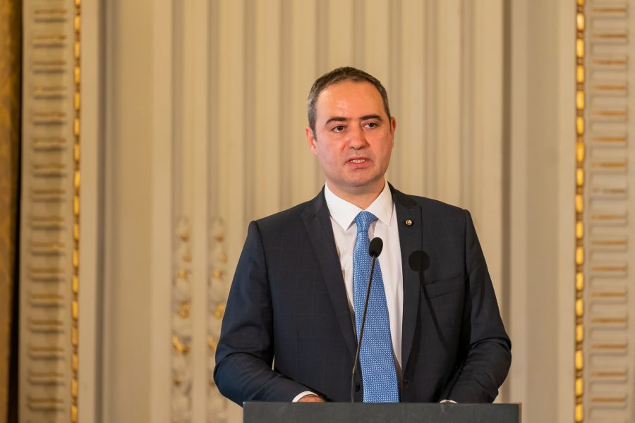 Alexandru Nazare anunță că antreprenorii mici vor putea concura de la egal la egal. De la 1 septembrie, plafonul de scutire de TVA crește