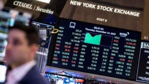 Principalii indici bursieri din SUA au încheiat ziua de vineri pe creștere. Ce impact are acest lucru asupra economiei din România