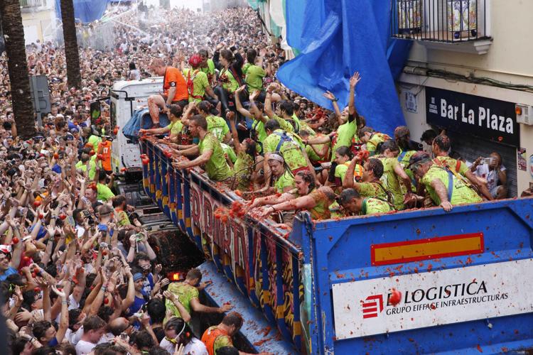 Ediția din 2025 a festivalului Tomatina marchează 80 de ani de la prima sa organizare. Cum se desfășoară faimoasa bătaie cu roșii