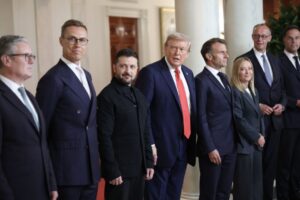 Trump părea impresionat că Zelenski a purtat costum și i-a mulțumit de șapte ori în 50 de secunde: „Nu-mi vine să cred. Îmi place!”