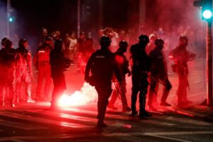 Rusia anunță că „sprijină fratele nostru, Serbia”, după ce protestatarii au incendiat sediul partidului lui Vučić
